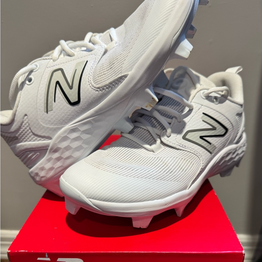 New Balance Kids White Baseball cleats Crisp
